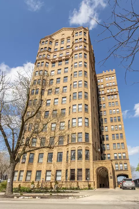 7321 S South Shore Dr #4B, Chicago, IL 60649