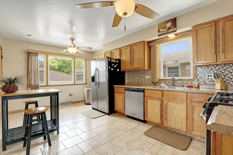 Kitchen - 1417 N Wolf Rd, Berkeley, IL 60163 photo 1 of 3