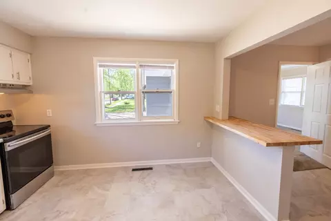 Kitchen - 1595 S 5th Ave, Kankakee, IL 60901 photo 3 of 3