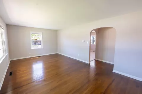 Living - 1595 S 5th Ave, Kankakee, IL 60901 photo 2 of 3