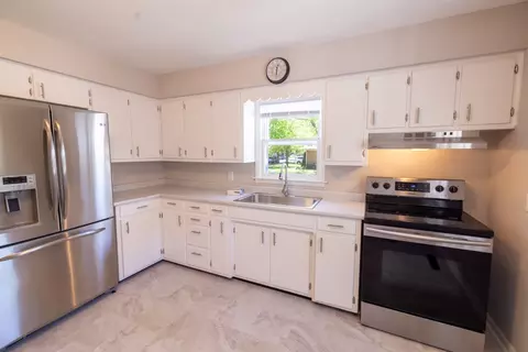 Kitchen - 1595 S 5th Ave, Kankakee, IL 60901 photo 2 of 3