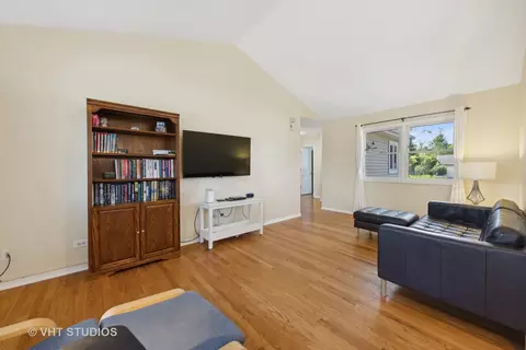 1333 Duquesne Ave, Naperville, IL 60565 photo 9