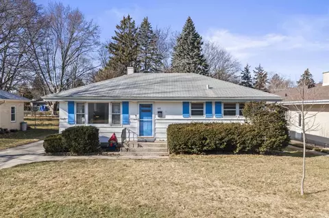 64 N Garfield Ave, Mundelein, IL 60060