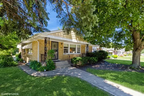 6978 W Keeney St, Niles, IL 60714