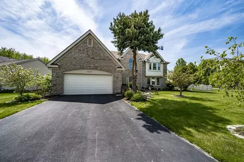 1000 E Amberwood Cir, Naperville, IL 60563
