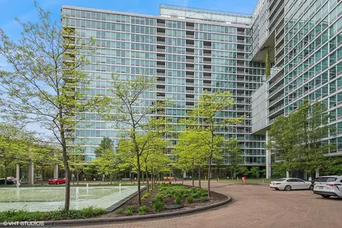 9725 Woods Dr #909, Skokie, IL 60077
