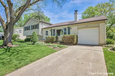 691 Sussex Ln, Crystal Lake, IL 60014