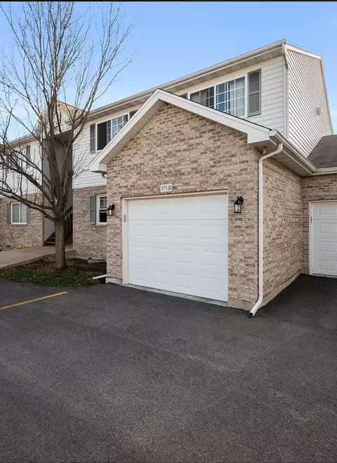 973 Constance Ln #B, Sycamore, IL 60178