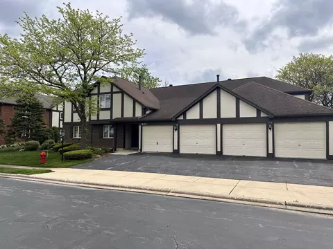 241 Stanhope Dr #C, Willowbrook, IL 60527