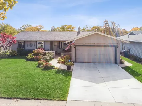 225 Parkchester Rd, Elk Grove Village, IL 60007