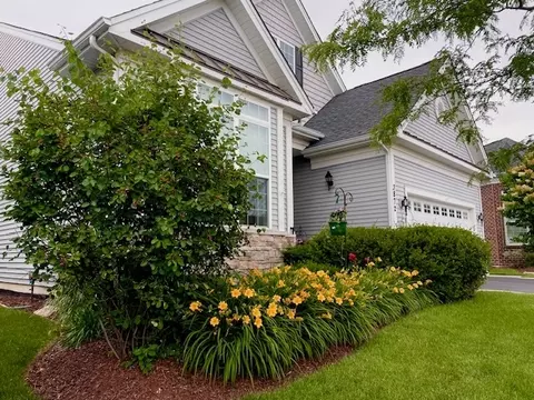 3872 Eagle Ridge Dr, Elgin, IL 60124 photo 2