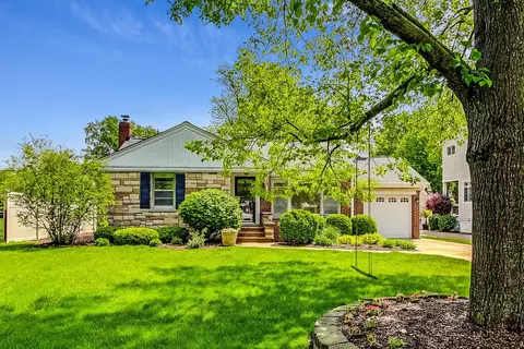 103 Mohawk Dr, Clarendon Hills, IL 60514