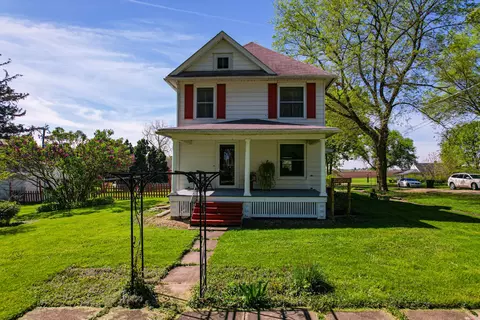 201 S 1st St, Holcomb, IL 61043