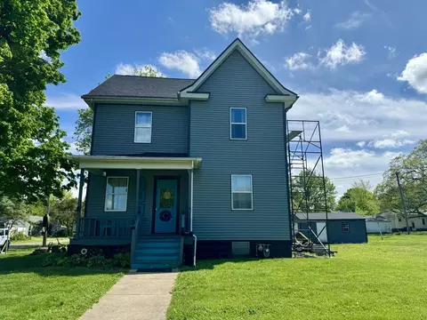 400 W Pine St, Le Roy, IL 61752