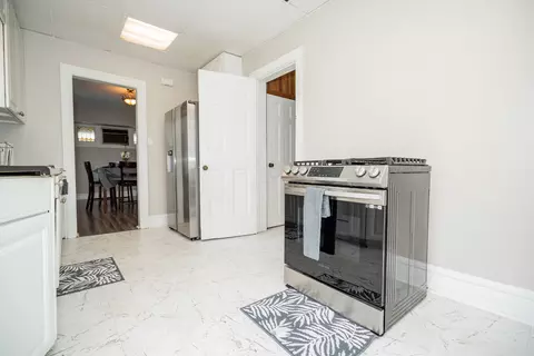 Entry Way - 842 S Evergreen Ave, Kankakee, IL 60901 photo 2 of 3