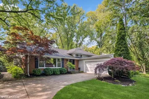 979 Clifton Ave, Glen Ellyn, IL 60137