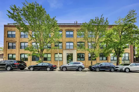 3201 N Ravenswood Ave #210, Chicago, IL 60657