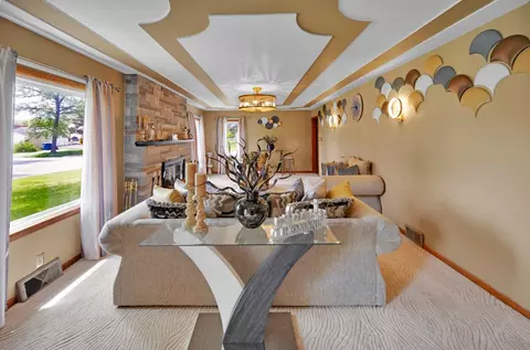 Living - 690 S Nelson Ave, Kankakee, IL 60901 photo 2 of 5