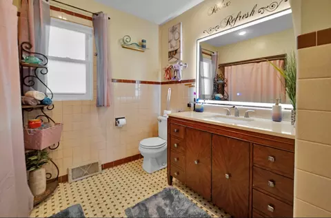 Bath - 690 S Nelson Ave, Kankakee, IL 60901 photo 1 of 2
