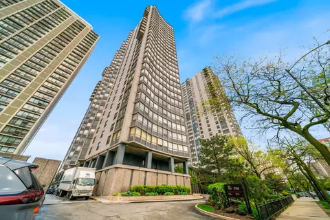 5701 N Sheridan Rd #17H, Chicago, IL 60660