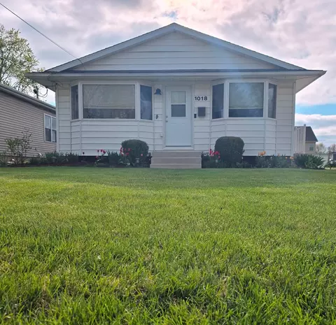1018 Commercial St, Sycamore, IL 60178