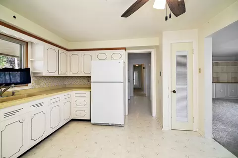 Kitchen - 909 W Walnut St, Kankakee, IL 60901 photo 2 of 2