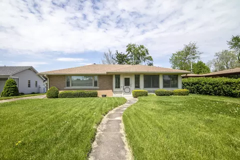 Exterior - 909 W Walnut St, Kankakee, IL 60901 photo 2 of 6