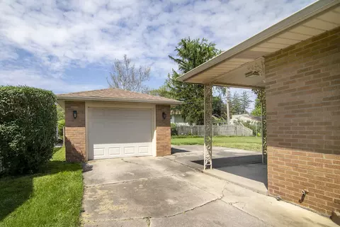 Exterior - 909 W Walnut St, Kankakee, IL 60901 photo 4 of 6