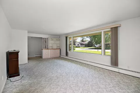 Living - 909 W Walnut St, Kankakee, IL 60901 photo 2 of 3