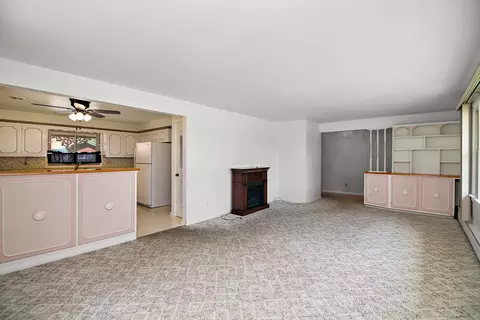Living - 909 W Walnut St, Kankakee, IL 60901 photo 3 of 3