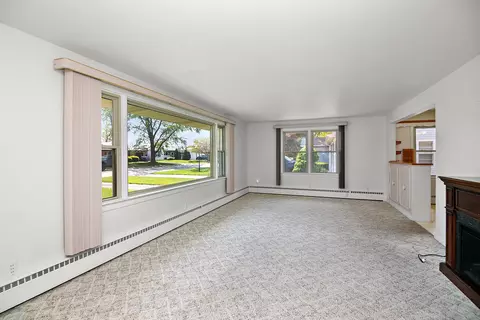 Living - 909 W Walnut St, Kankakee, IL 60901 photo 1 of 3