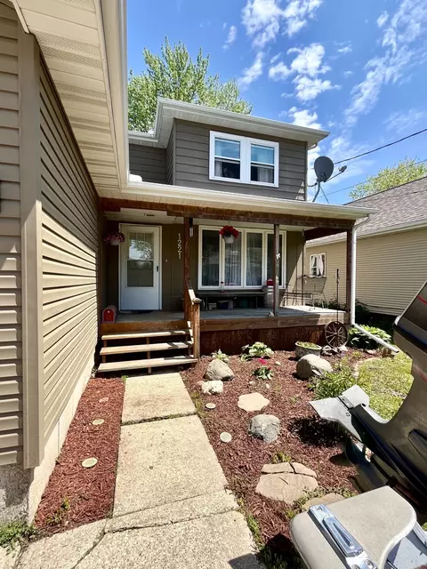 Exterior - 1221 Plain St, Peru, IL 61354 photo 3 of 7