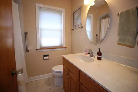 Bath - 9946 S Artesian Ave, Chicago, IL 60655 photo 1 of 2