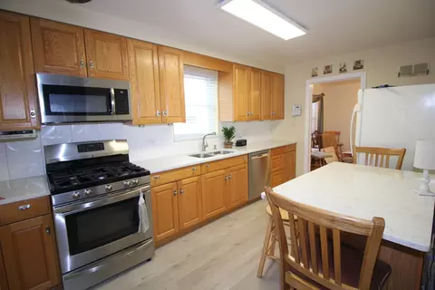 Kitchen - 9946 S Artesian Ave, Chicago, IL 60655 photo 1 of 2