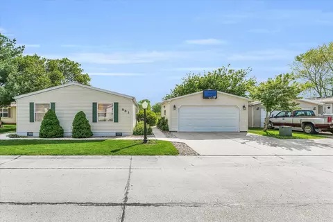 883 Peach Tree St, Urbana, IL 61802