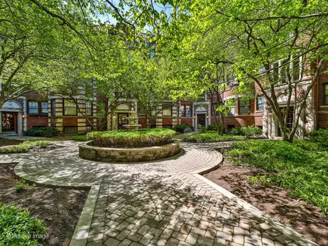 852 Hinman Ave #2, Evanston, IL 60202