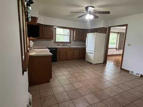 Kitchen - 1101 E Leander St, Clinton, IL 61727 photo 2 of 2