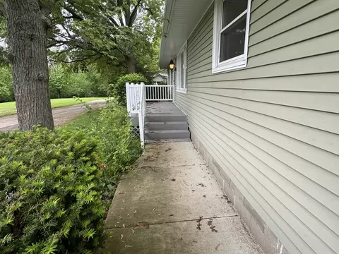 Exterior - 1101 E Leander St, Clinton, IL 61727 photo 5 of 9