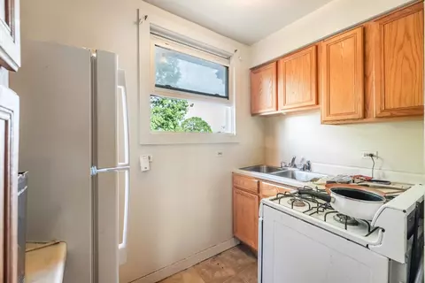 Kitchen - 370 Algona Ave, Elgin, IL 60120 photo 4 of 4
