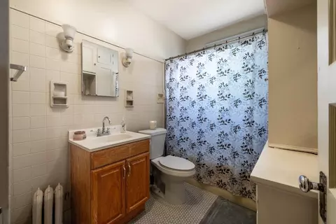 Bath - 370 Algona Ave, Elgin, IL 60120 photo 2 of 4