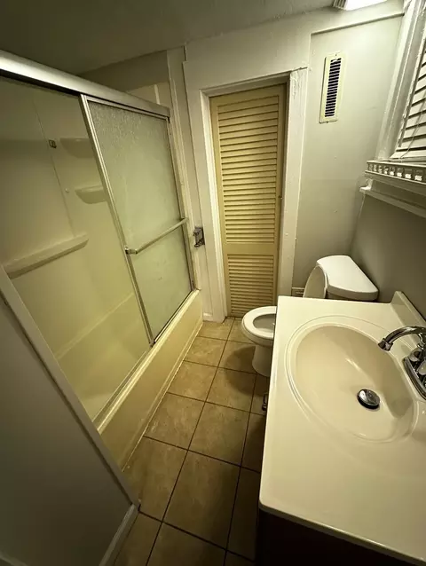 Bath - 370 Algona Ave, Elgin, IL 60120 photo 3 of 4