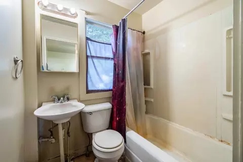 Bath - 370 Algona Ave, Elgin, IL 60120 photo 4 of 4