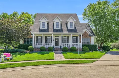 1504 Beaver Lake Dr, Mahomet, IL 61853