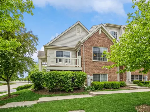 3418 Cameron Dr #201, Elgin, IL 60124