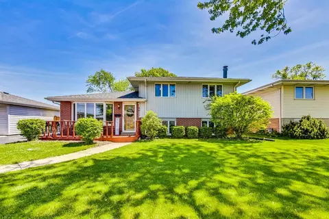 6611 Ridge Dr, Chicago Ridge, IL 60415