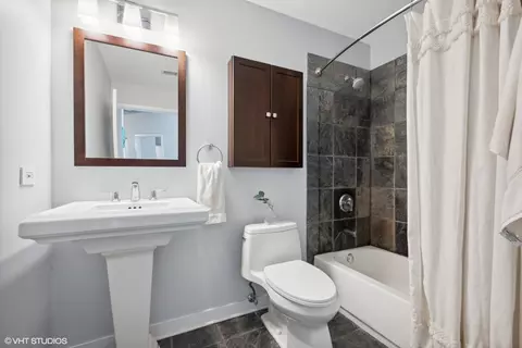 Bath - 910 W Madison St #506, Chicago, IL 60607 photo 2 of 2