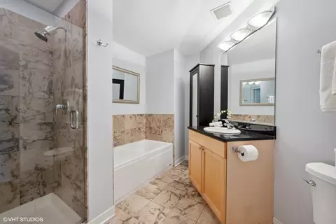 Bath - 910 W Madison St #506, Chicago, IL 60607 photo 1 of 2