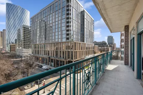 Exterior - 910 W Madison St #506, Chicago, IL 60607 photo 1 of 1