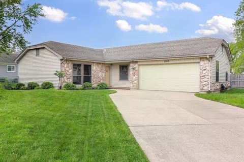 1902 Williamsburg Dr, Streamwood, IL 60107