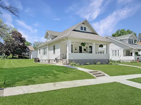 210 N Fairview Ave, Freeport, IL 61032